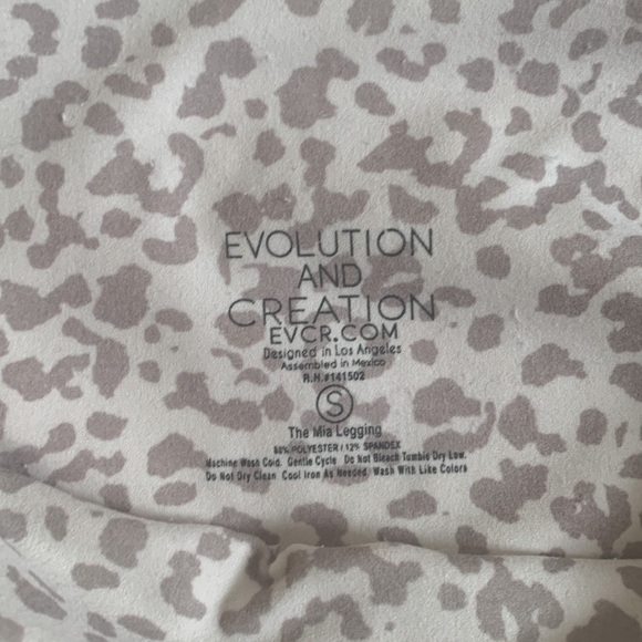 Evolution and Creation EVCR Cream Cheetah Print Mia Capri Leggings Size Small - Picture 2 of 3